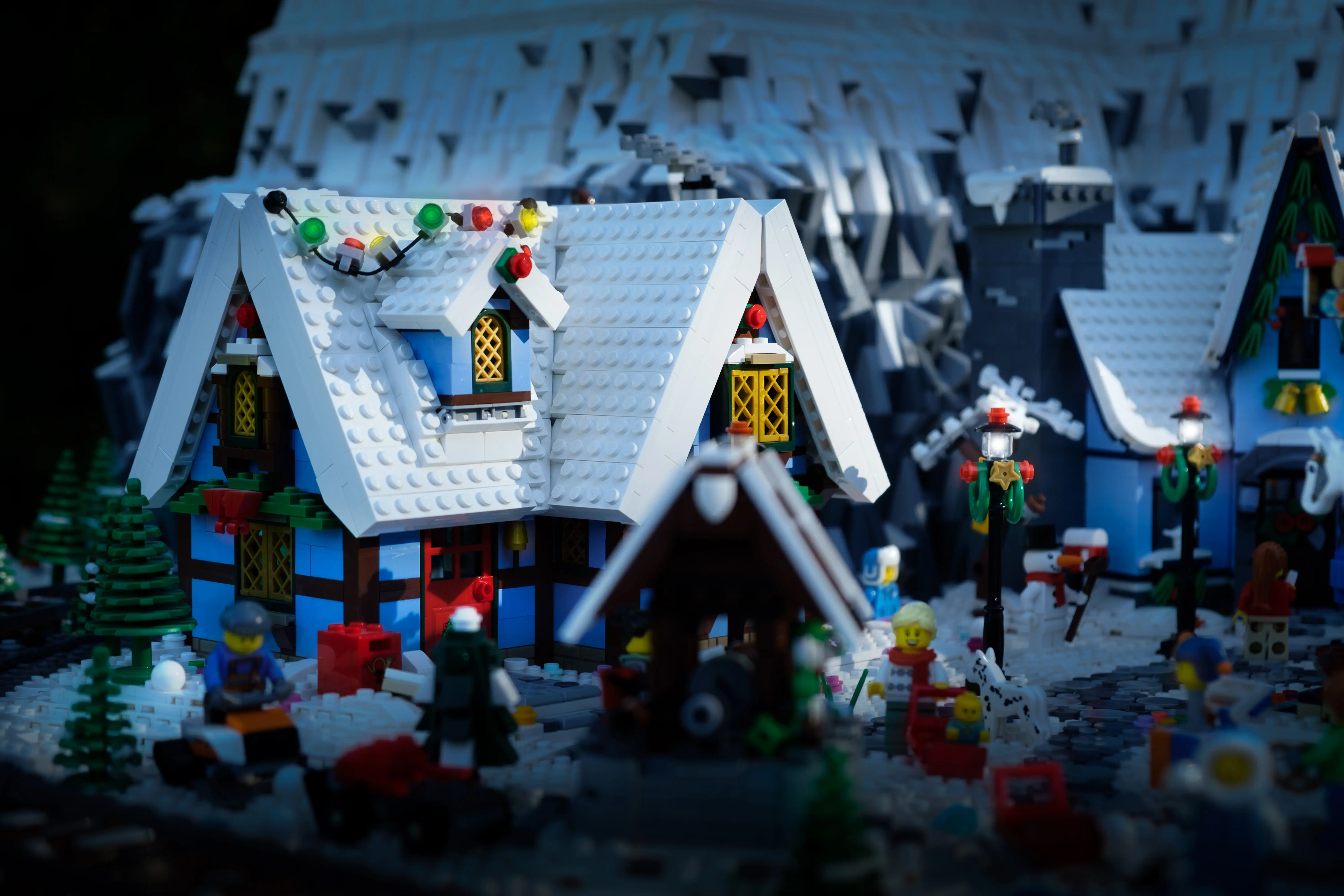 L'arrière du "Winter Village Cottage" (Set 10229) n'a qu'un demi-toit que nous avons modifié pour masquer les câbles de nos lumières