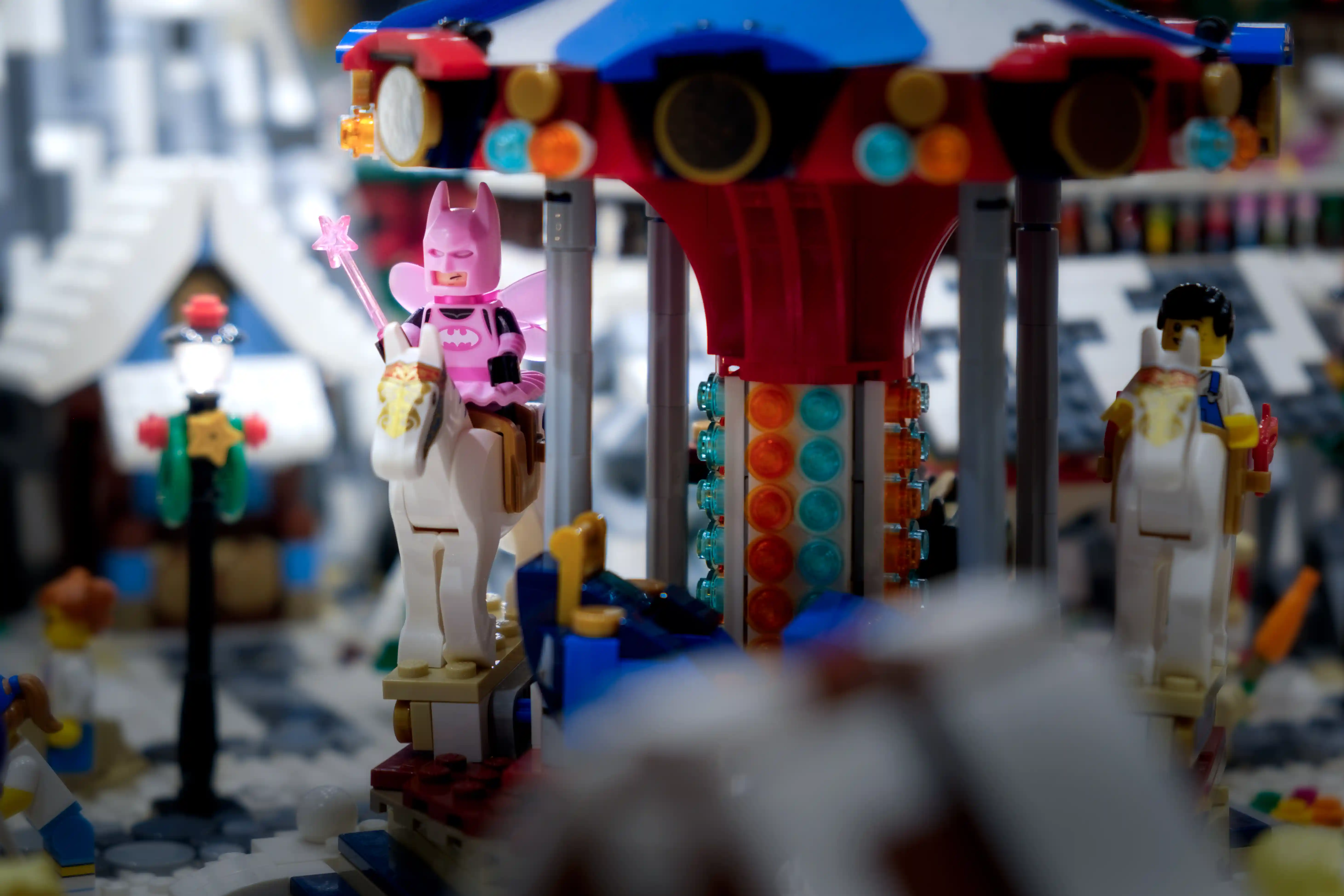 Le "Fairy Batman" (Minifig coltlbm03) placé dans le Brick Winter Burrow