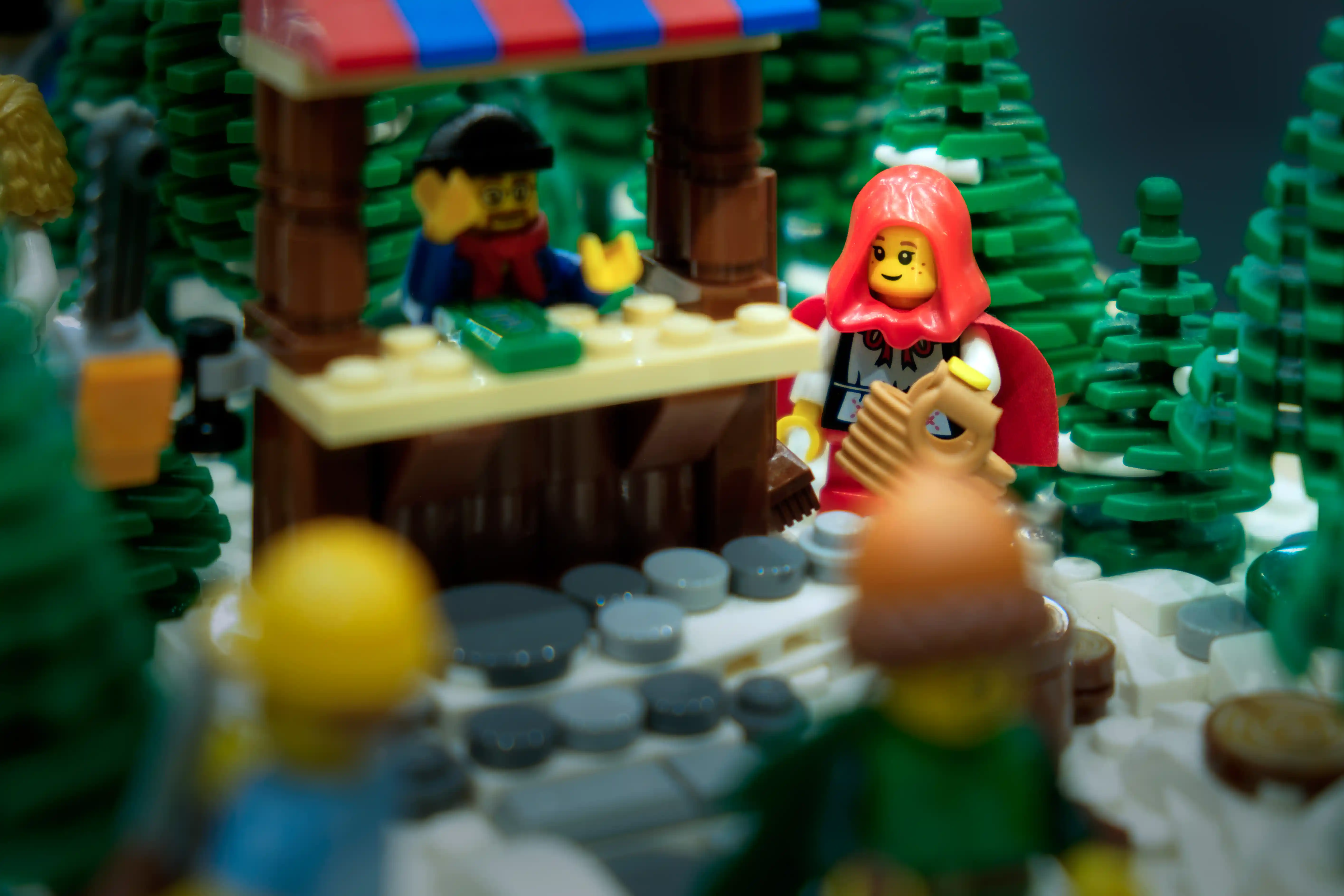Le "Grandma Visitor" (Minifig col112) placé dans le Brick Winter Burrow