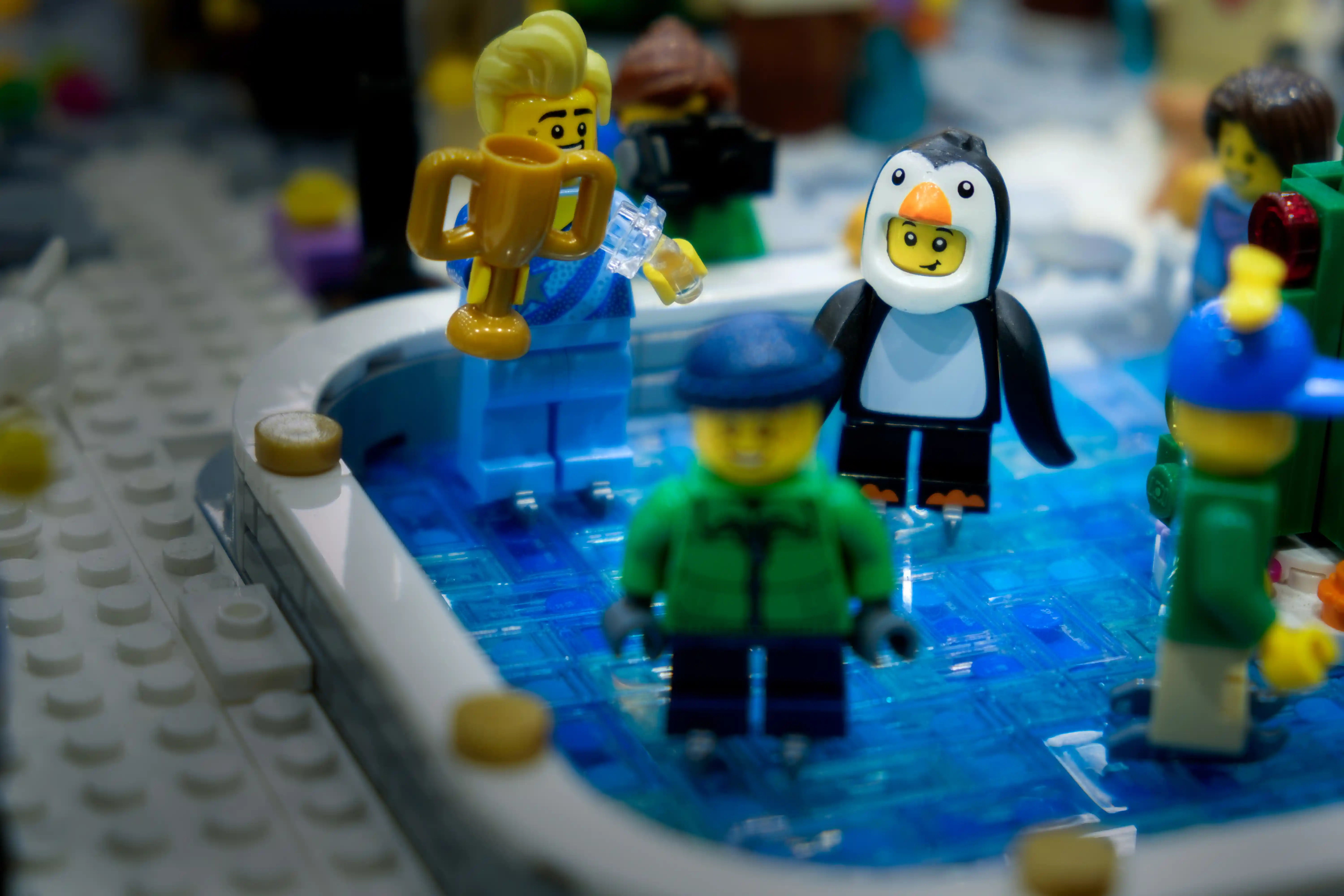 Le "Penguin Boy" (Minifig col253) placé dans le Brick Winter Burrow