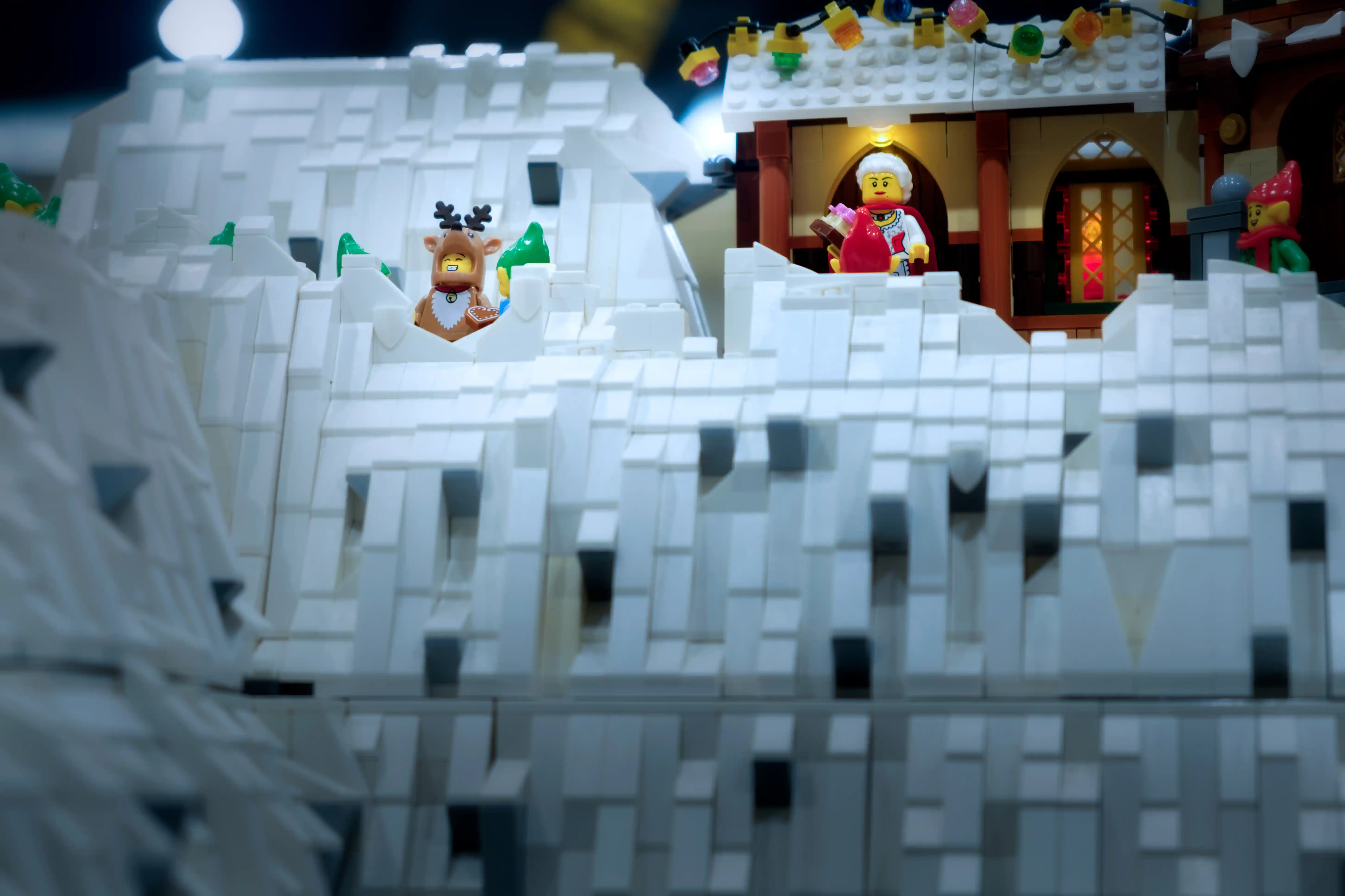 Le "Reindeer Costume" (Minifig col401) placé dans le Brick Winter Burrow