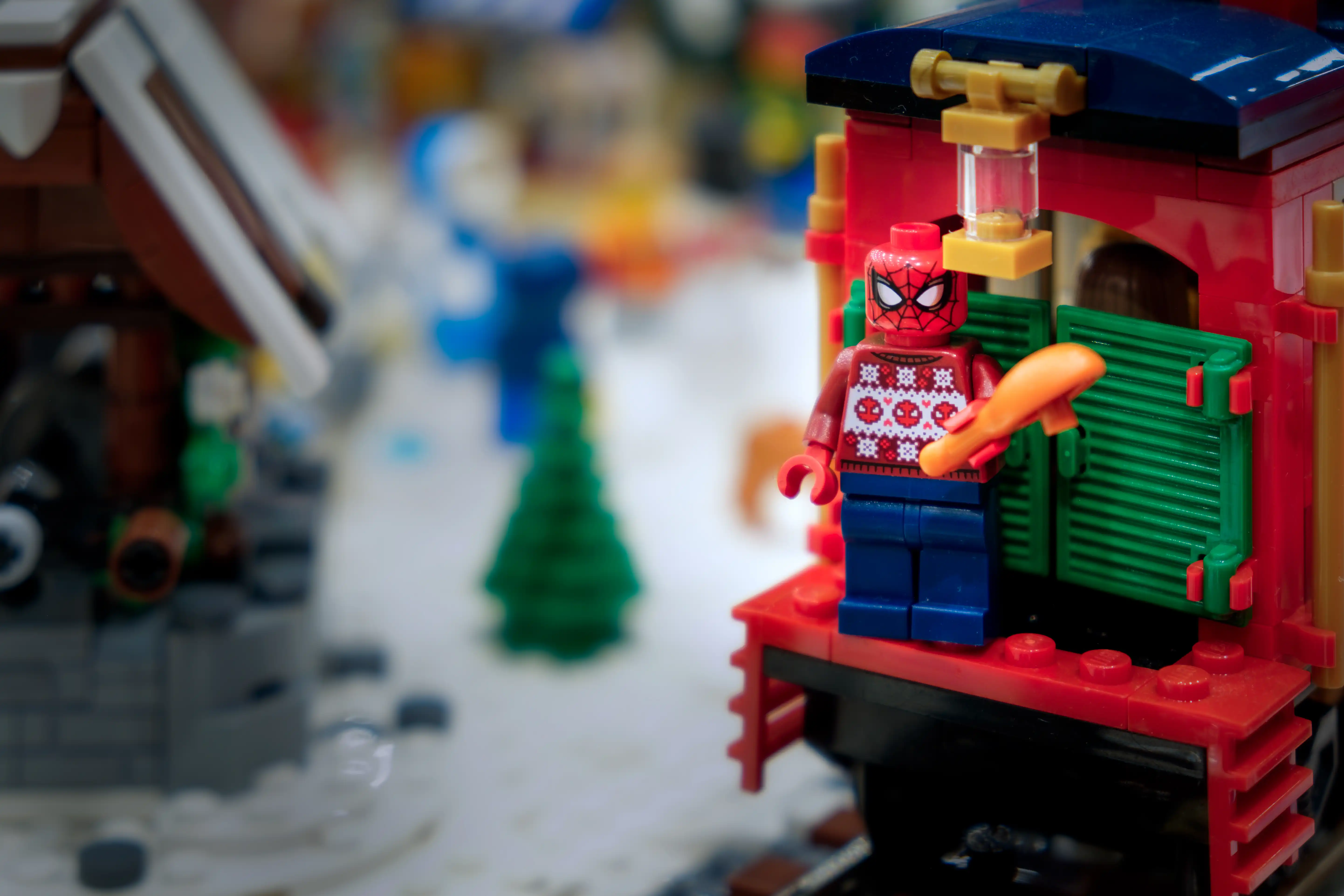 Le "Spider-Man - Christmas Sweater" (Minifig sh0905), placé à l'arrière du train du Brick Winter Burrow