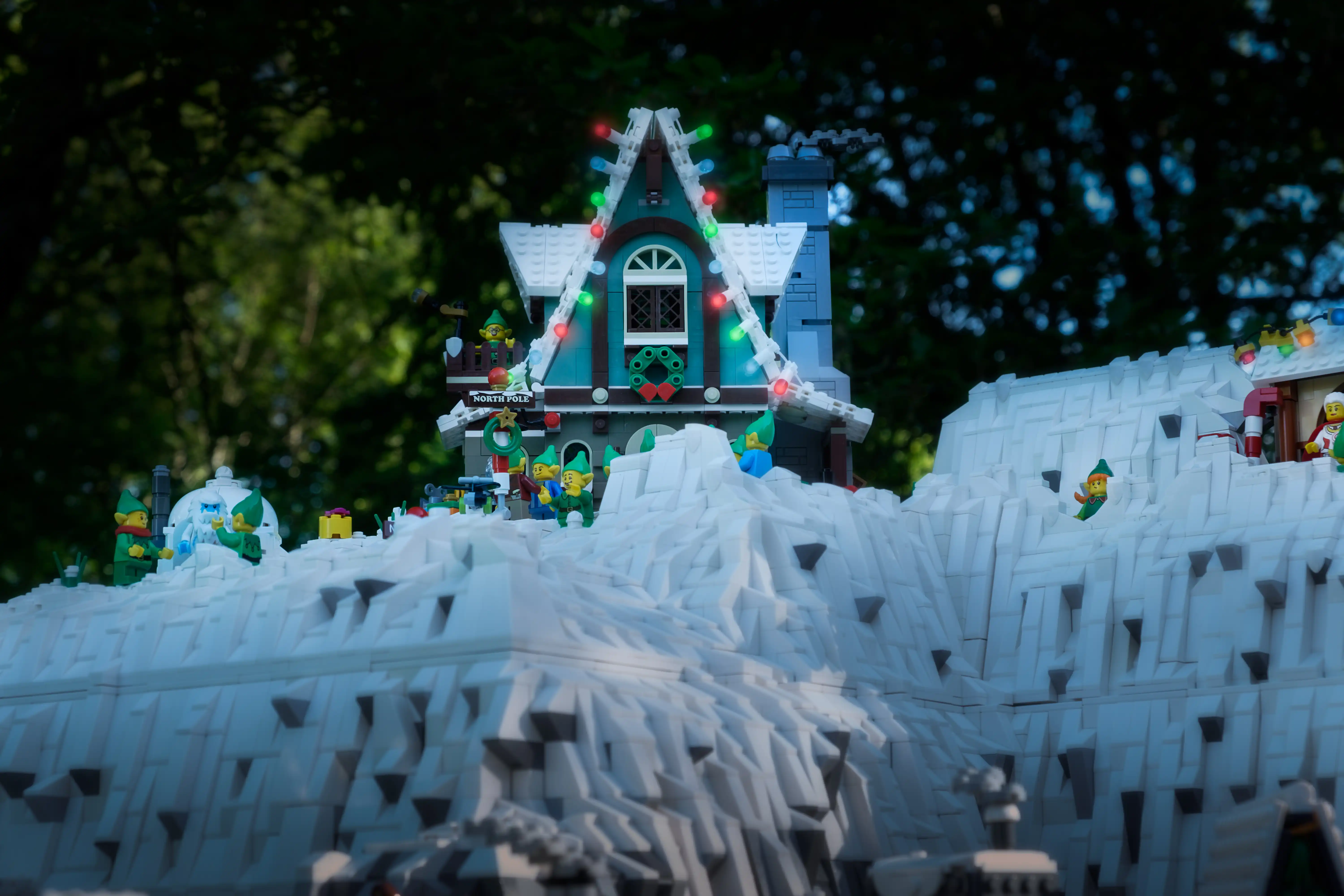 Le "Santa's Workshop" (Set 10245) et la "Elf Club House" (Set 10275) furent positionnés, puis un relief fut construit avec les tenons de disponible