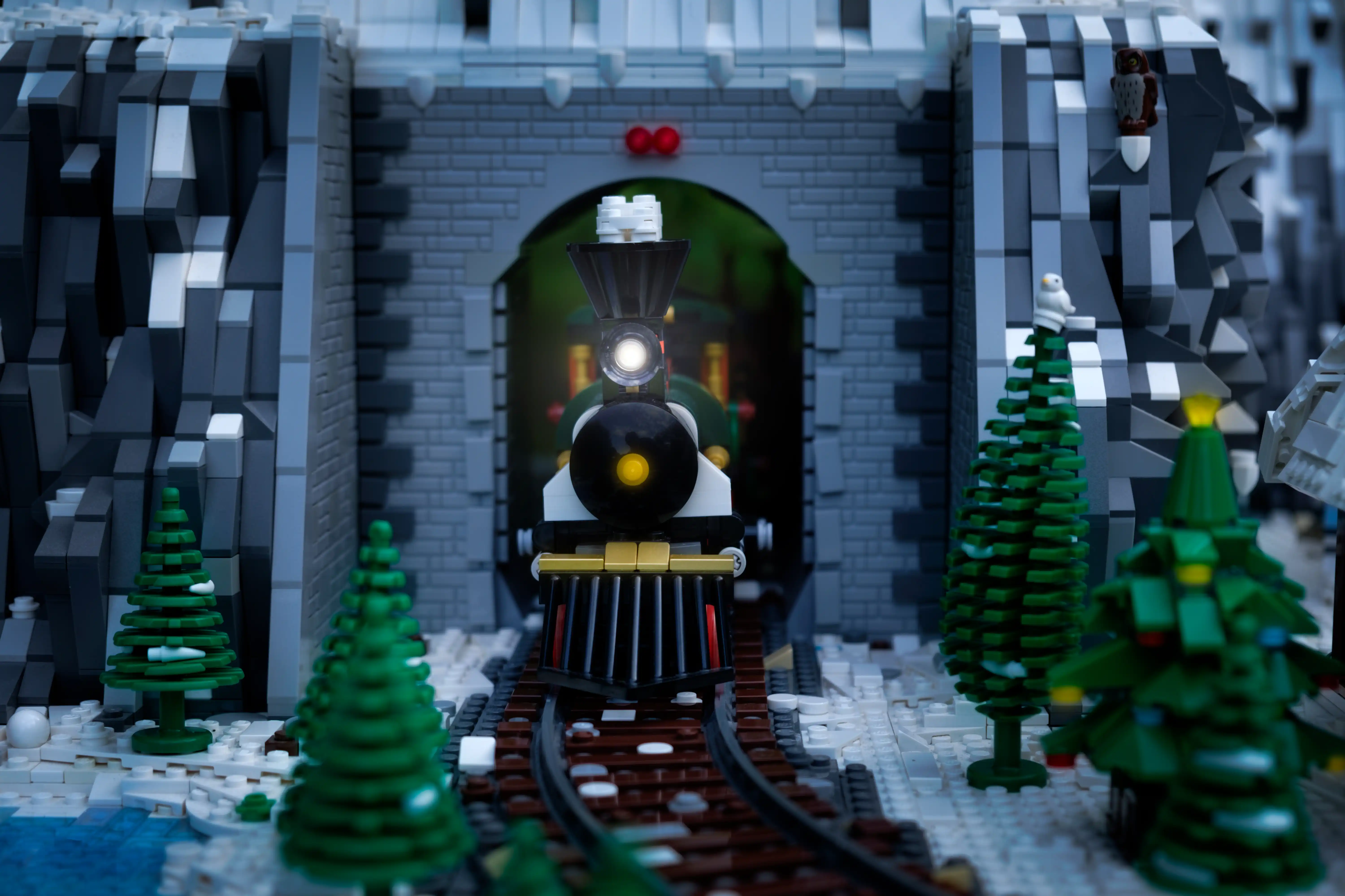 Le MOC "Motorized and Improved Christmas Train" construit et placé dans notre Terrier (1/2)