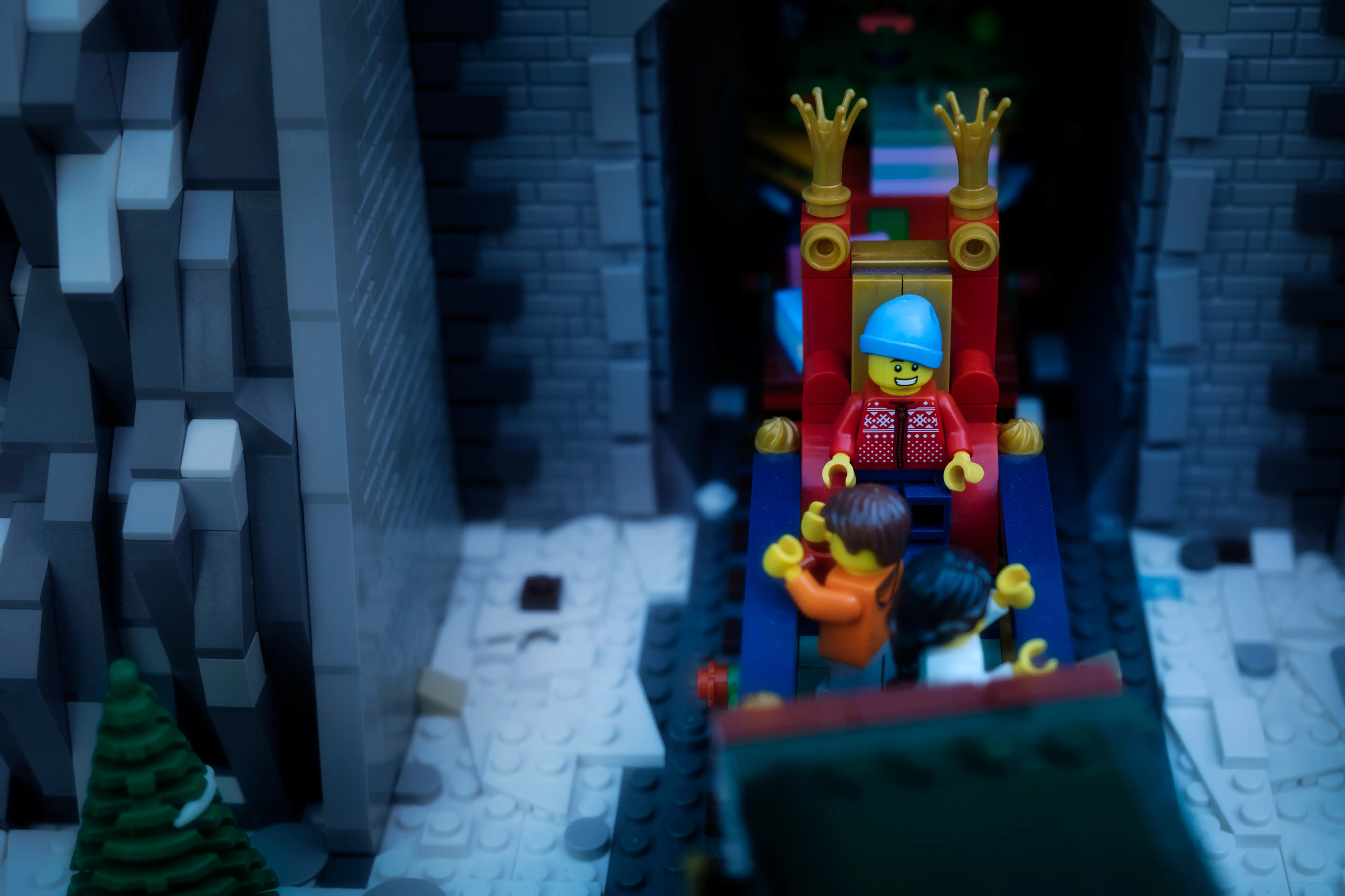 Le MOC "Motorized and Improved Christmas Train" construit et placé dans notre Terrier (2/2)