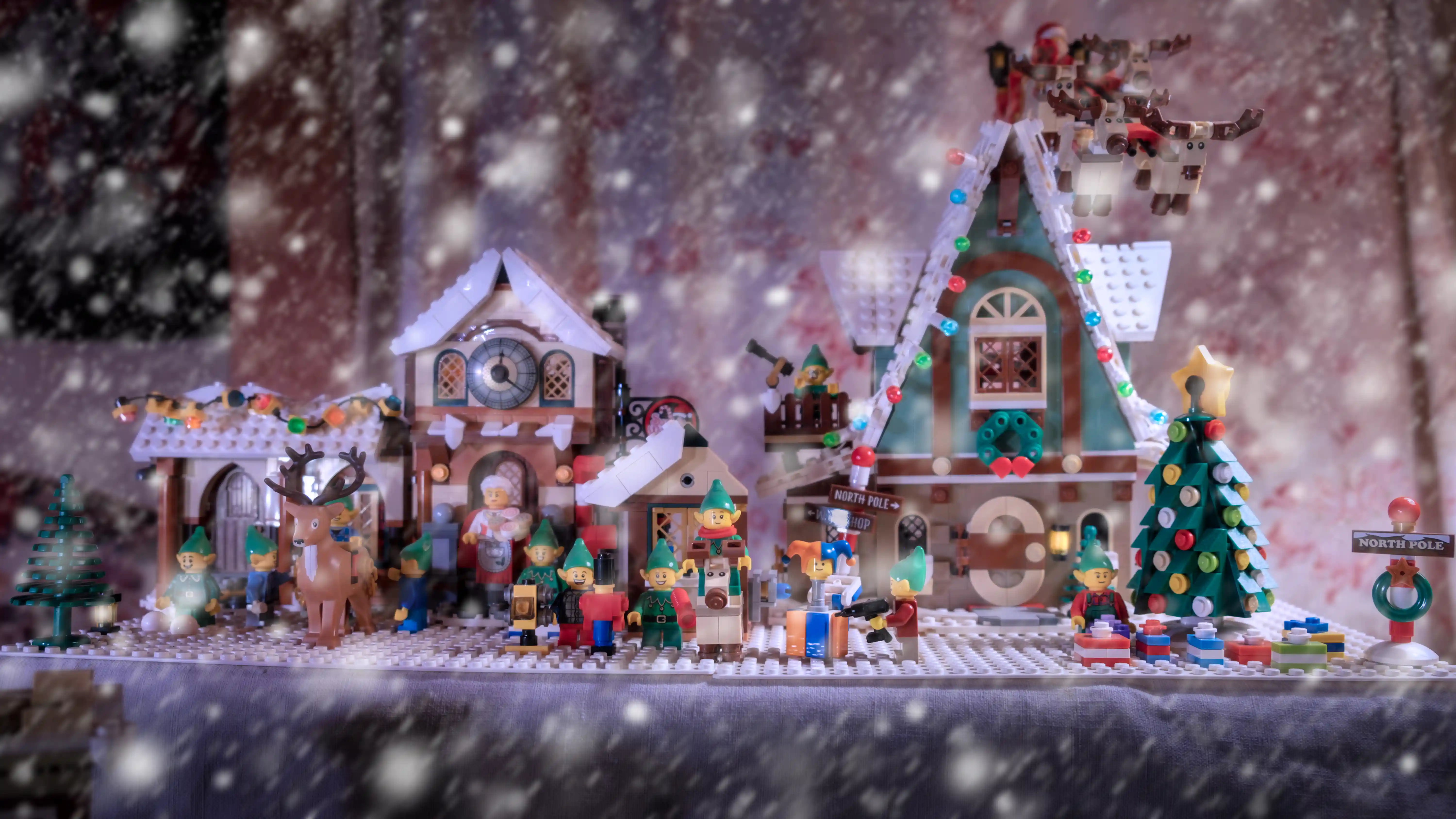 Le "Santa's Workshop" (Set 10245) et la "Elf Club House" (Set 10275) posés sur le tunnel