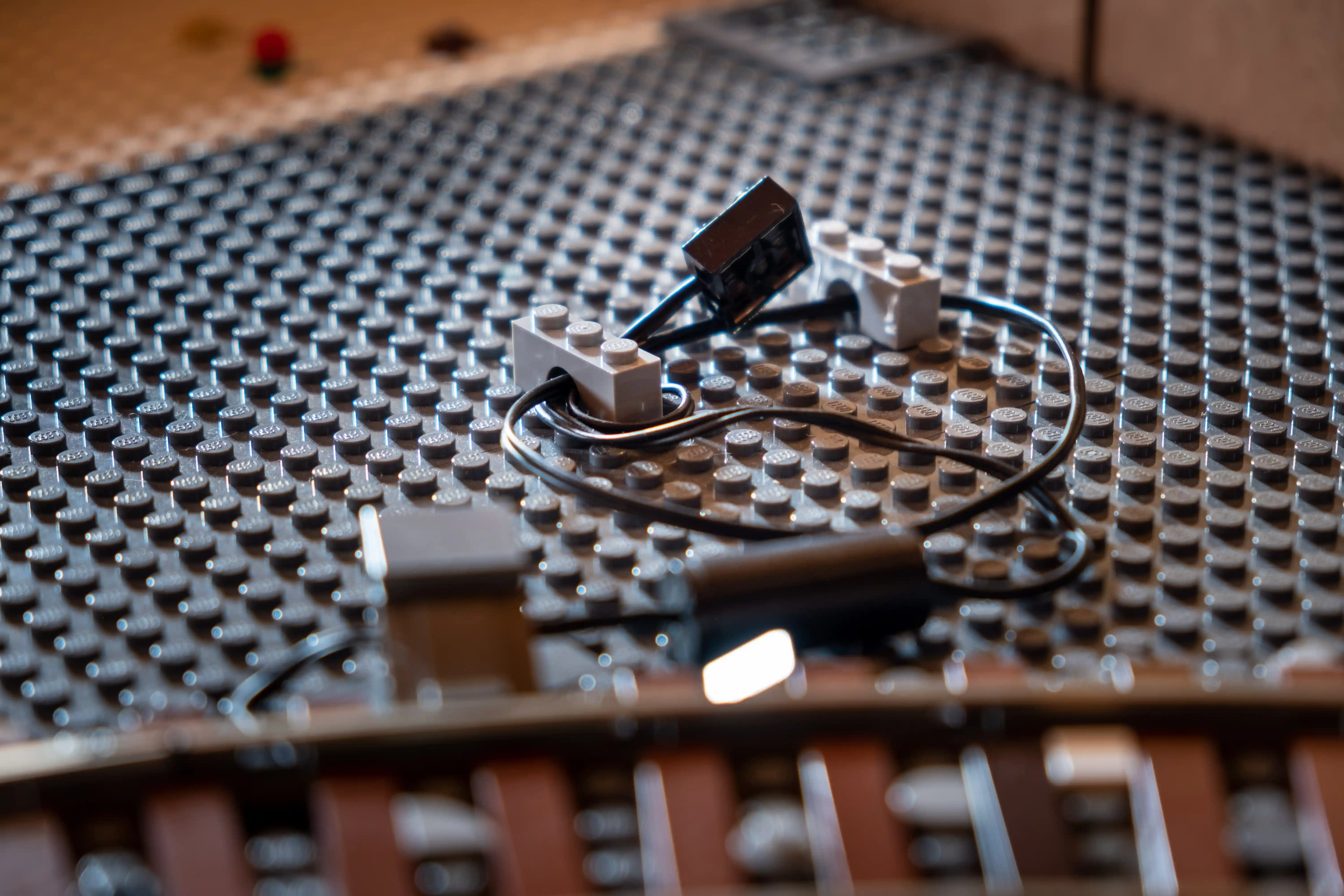 Exemple d'une pièce 5306c01 restaurée, nécessaire pour faire fonctionner un train LEGO 9V