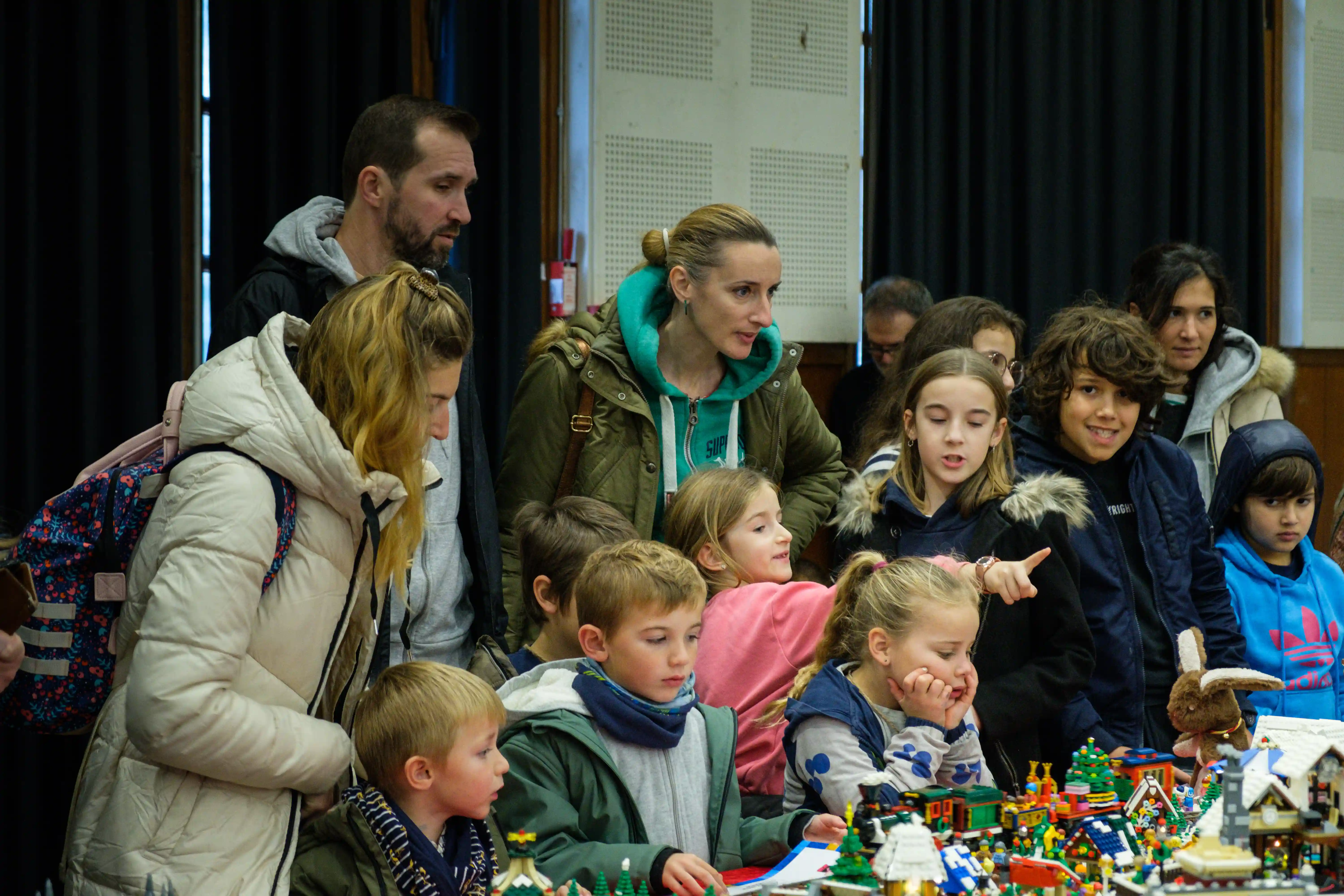 Des visiteurs s'attardent sur le Brick Winter Burrow (1/2)