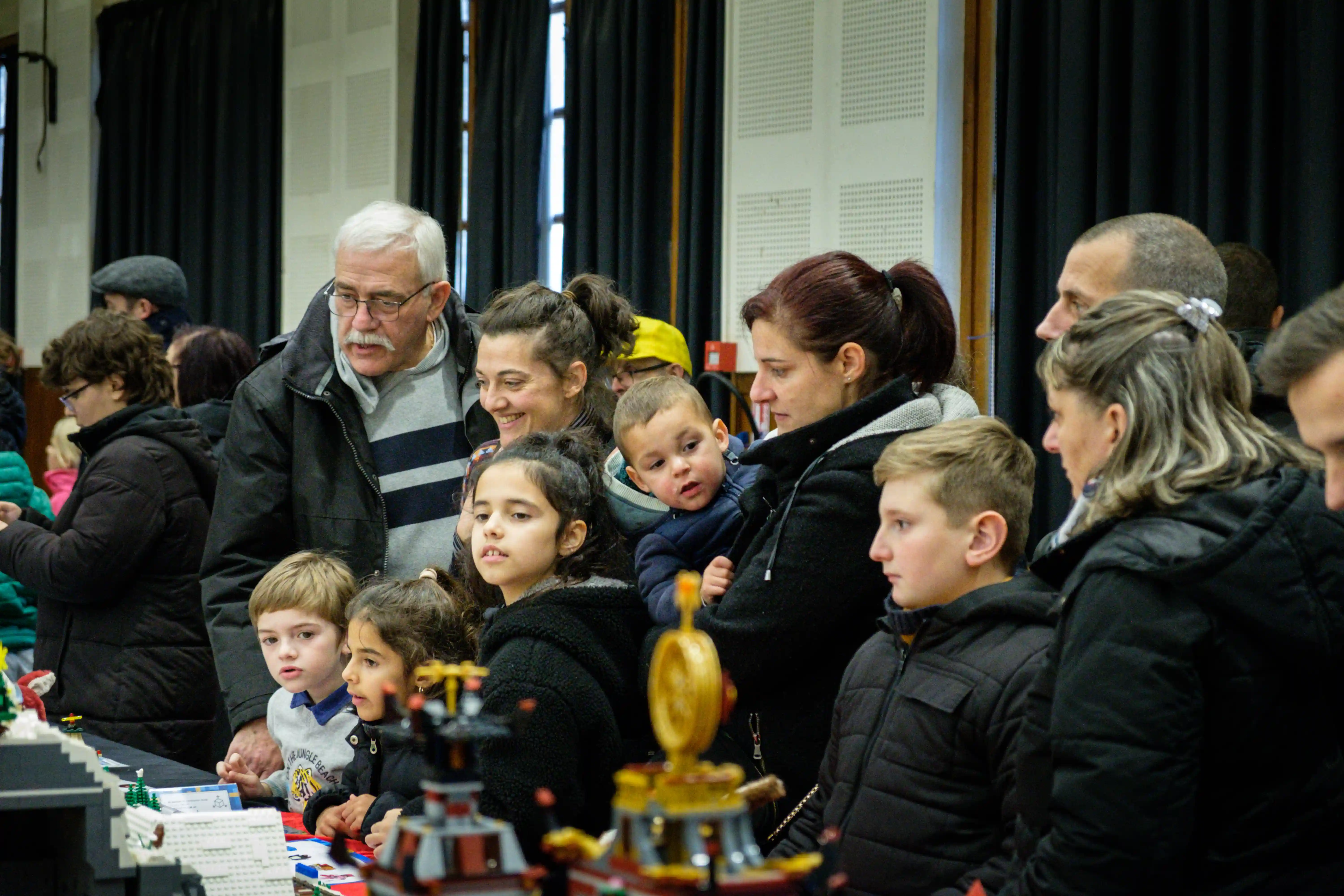Des visiteurs s'attardent sur le Brick Winter Burrow (2/2)