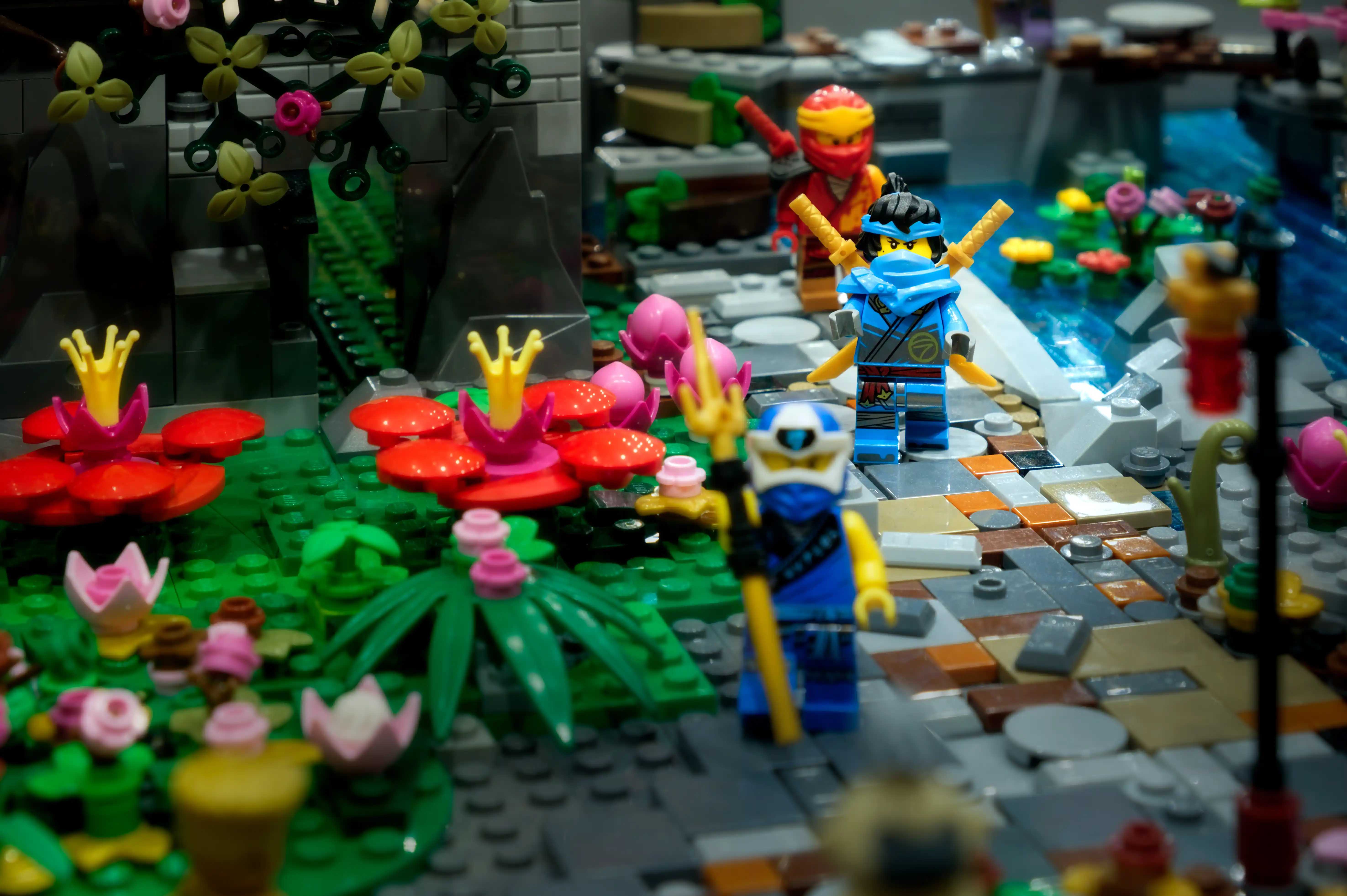 Un diorama "Ninjago" observé à la Cahors Bricks Expo 2024