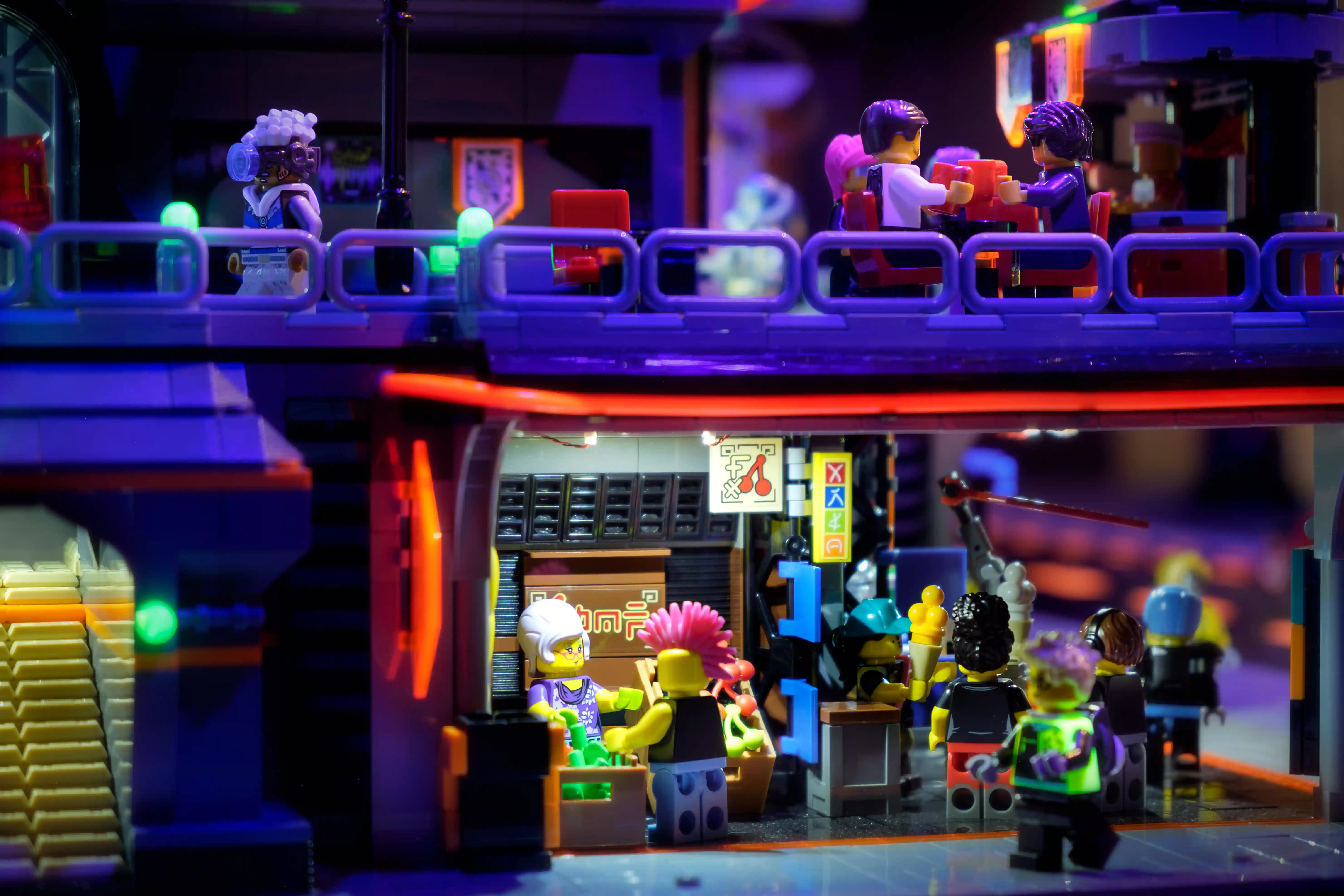 Un diorama "Cyberpunk" observé à L'expo Super Géniale 2024
