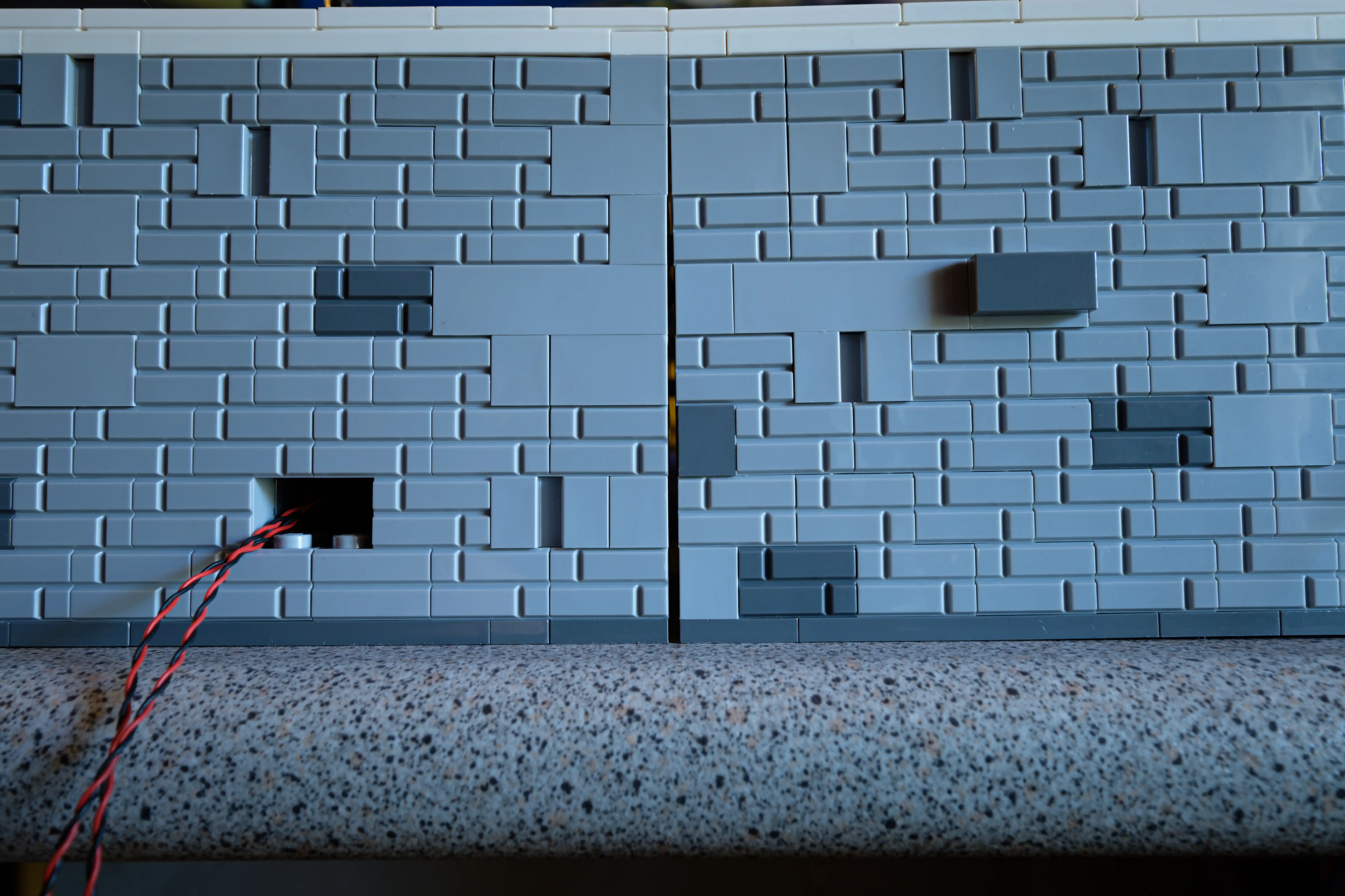 Exemple d'une surface qui n'est pas parfaitement plane, creusant un écart entre deux blocs
